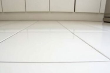 Comment éliminer efficacement le voile blanc sur un carrelage neuf : astuces et conseils