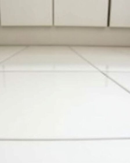 Comment éliminer efficacement le voile blanc sur un carrelage neuf : astuces et conseils