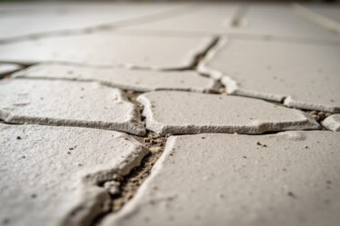 Fissures dans le carrelage : comprendre les origines et comment y remédier efficacement